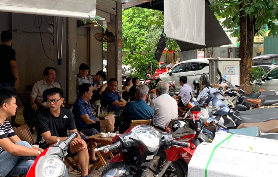 Ngày đầu thực hiện giãn cách trong quán cà phê, nhà hàng ở Hà Nội ảnh 7
