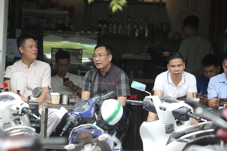 Ngày đầu thực hiện giãn cách trong quán cà phê, nhà hàng ở Hà Nội ảnh 12