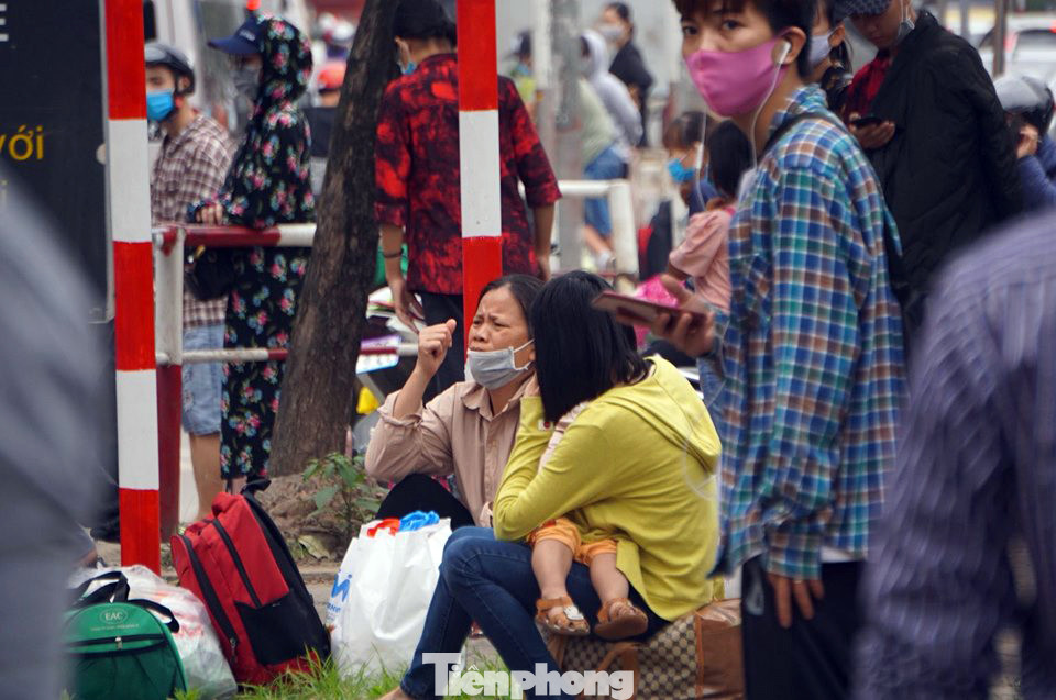 Người dân ùn ùn về quê ngày 30/4, nhiều tuyến phố Hà Nội tê liệt ảnh 12