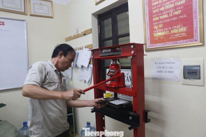 Sản xuất biển số xe giả giữa phố cổ Hà Nội ảnh 2