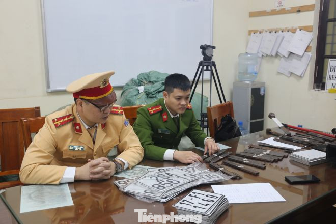 Sản xuất biển số xe giả giữa phố cổ Hà Nội ảnh 1