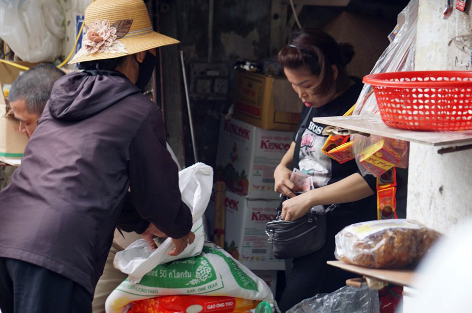 Chợ cóc cháy hàng sau thông tin ca mắc Covid-19 ở Hà Nội ảnh 4