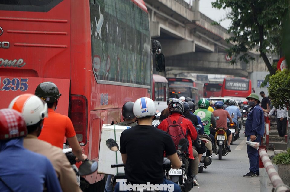 Người dân ùn ùn về quê ngày 30/4, nhiều tuyến phố Hà Nội tê liệt ảnh 6