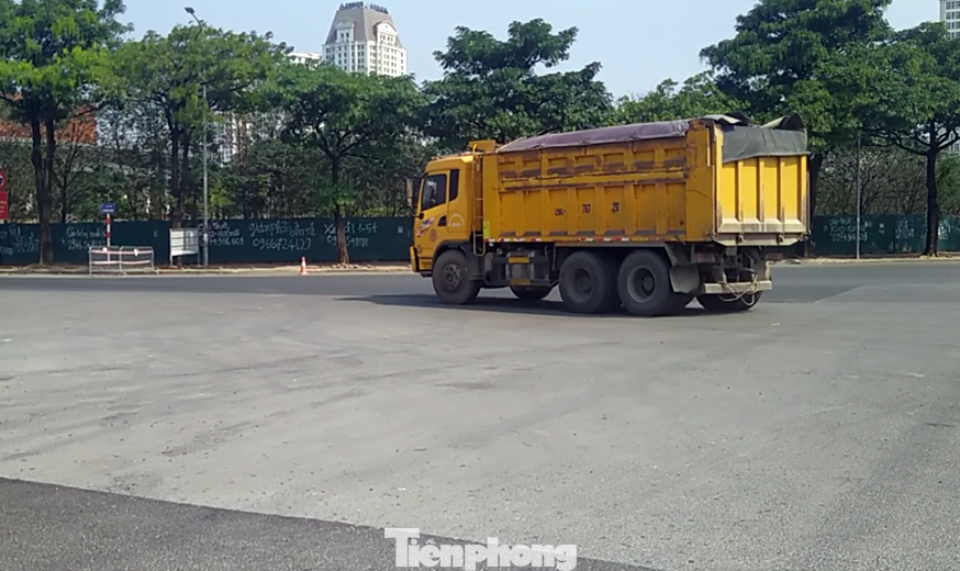 Xe 'hổ vồ', ô tô khách phớt lờ lệnh cấm, đi vào đường đua F1 ảnh 6