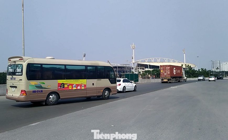 Xe 'hổ vồ', ô tô khách phớt lờ lệnh cấm, đi vào đường đua F1 ảnh 5