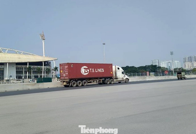 Xe 'hổ vồ', ô tô khách phớt lờ lệnh cấm, đi vào đường đua F1 ảnh 9