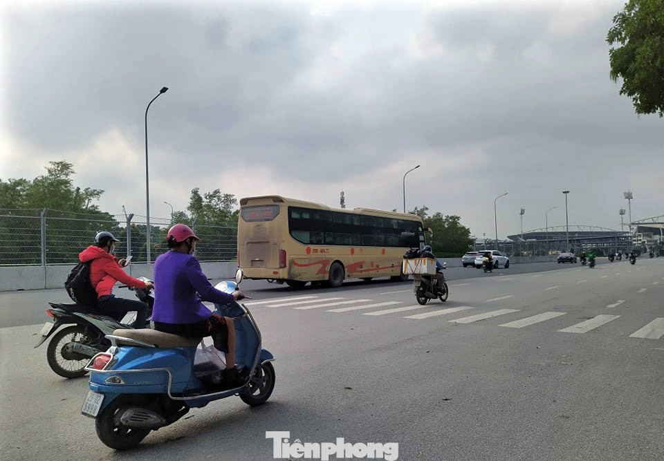 Xe 'hổ vồ', ô tô khách phớt lờ lệnh cấm, đi vào đường đua F1 ảnh 3