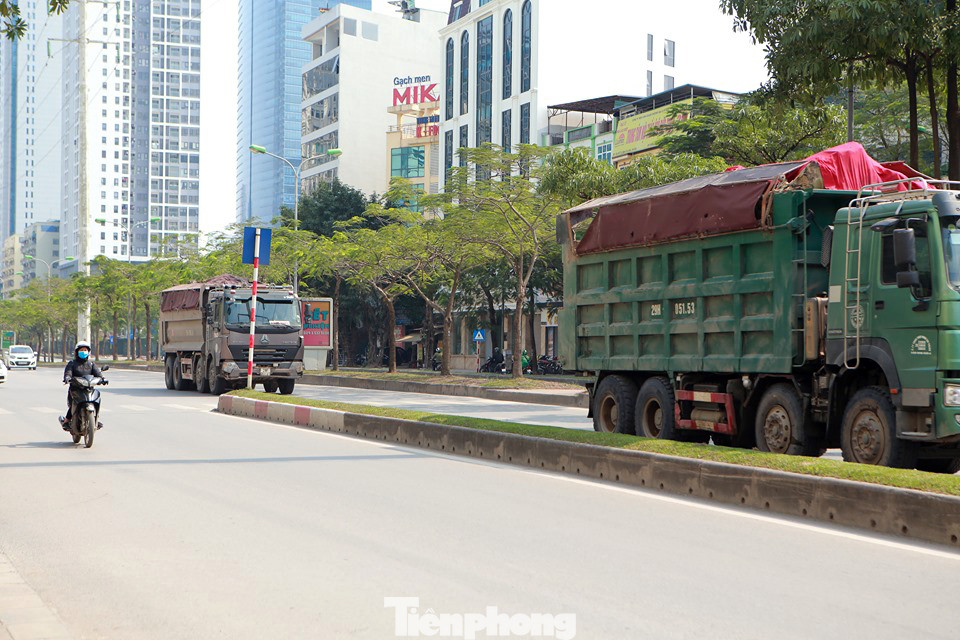 Xe 'hổ vồ', ô tô khách phớt lờ lệnh cấm, đi vào đường đua F1 ảnh 8