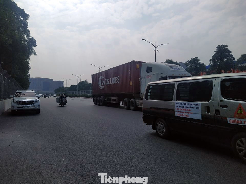 Xe 'hổ vồ', ô tô khách phớt lờ lệnh cấm, đi vào đường đua F1 ảnh 4