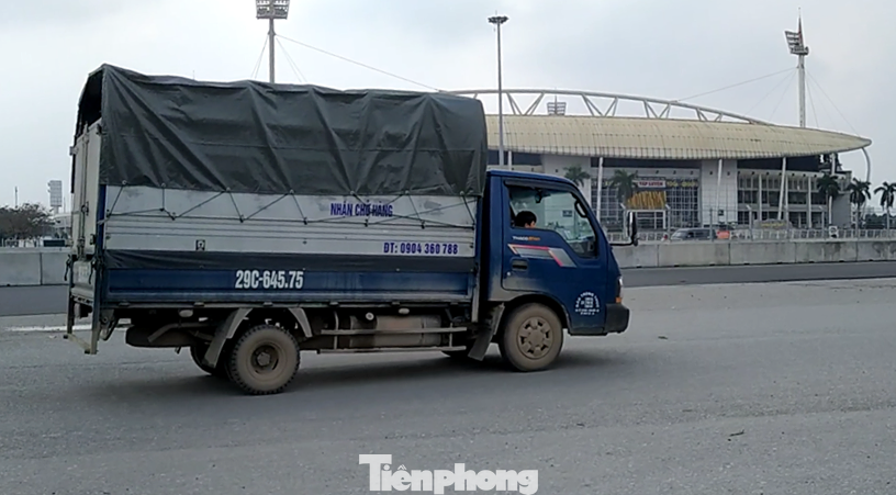 Xe 'hổ vồ', ô tô khách phớt lờ lệnh cấm, đi vào đường đua F1 ảnh 7