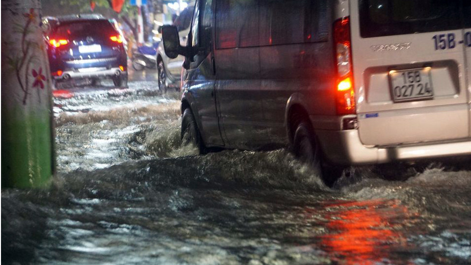 Nhiều tuyến phố ở Hải Phòng ‘hoá thành sông’ ảnh 11