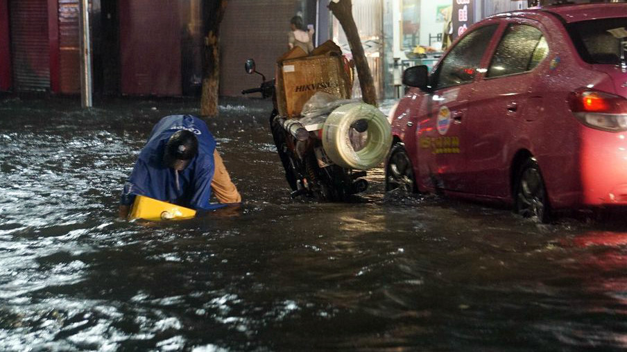 Nhiều tuyến phố ở Hải Phòng ‘hoá thành sông’ ảnh 7