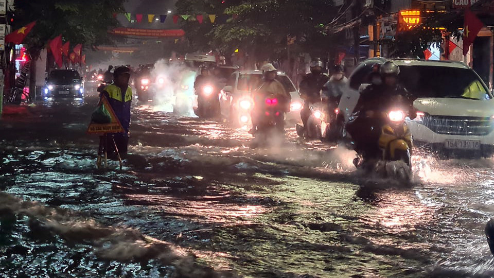 Nhiều tuyến phố ở Hải Phòng ‘hoá thành sông’ ảnh 2