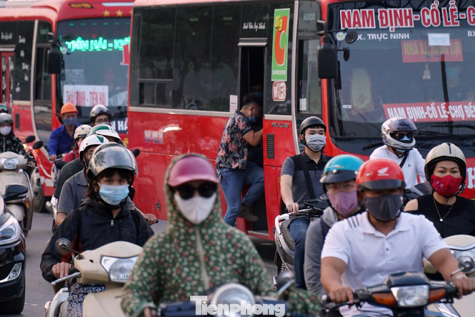 Cửa ngõ Thủ đô kẹt cứng trước kỳ nghỉ lễ 30/4 ảnh 11