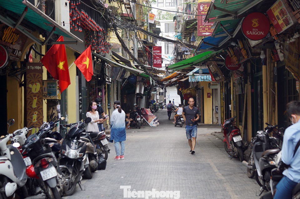 Cuộc sống phố cổ Hà Nội những ngày căng sức chống dịch COVID-19 ảnh 2
