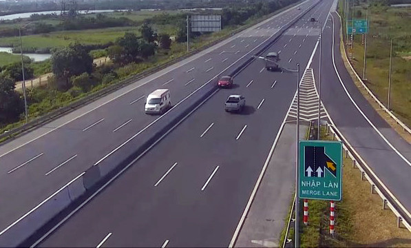 Tài xế lái ôtô ngược chiều làn 120km/h trên cao tốc Hà Nội - Hải Phòng ảnh 2