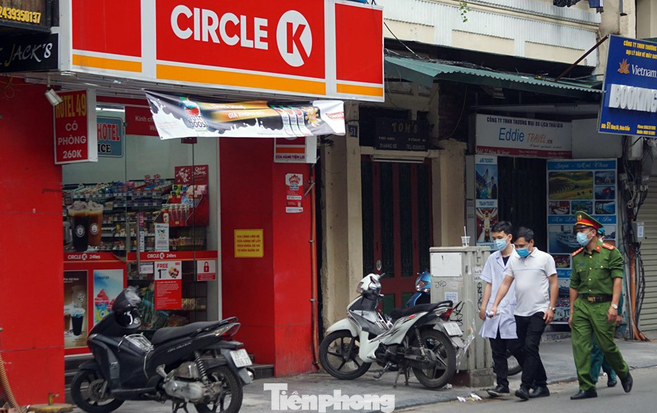 Cuộc sống phố cổ Hà Nội những ngày căng sức chống dịch COVID-19 ảnh 11