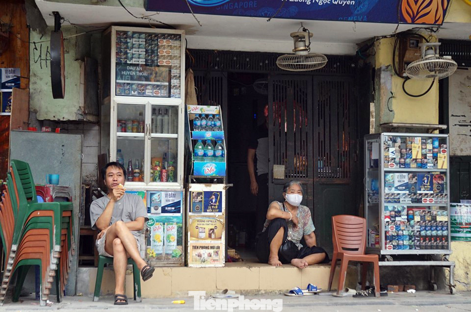 Cuộc sống phố cổ Hà Nội những ngày căng sức chống dịch COVID-19 ảnh 3