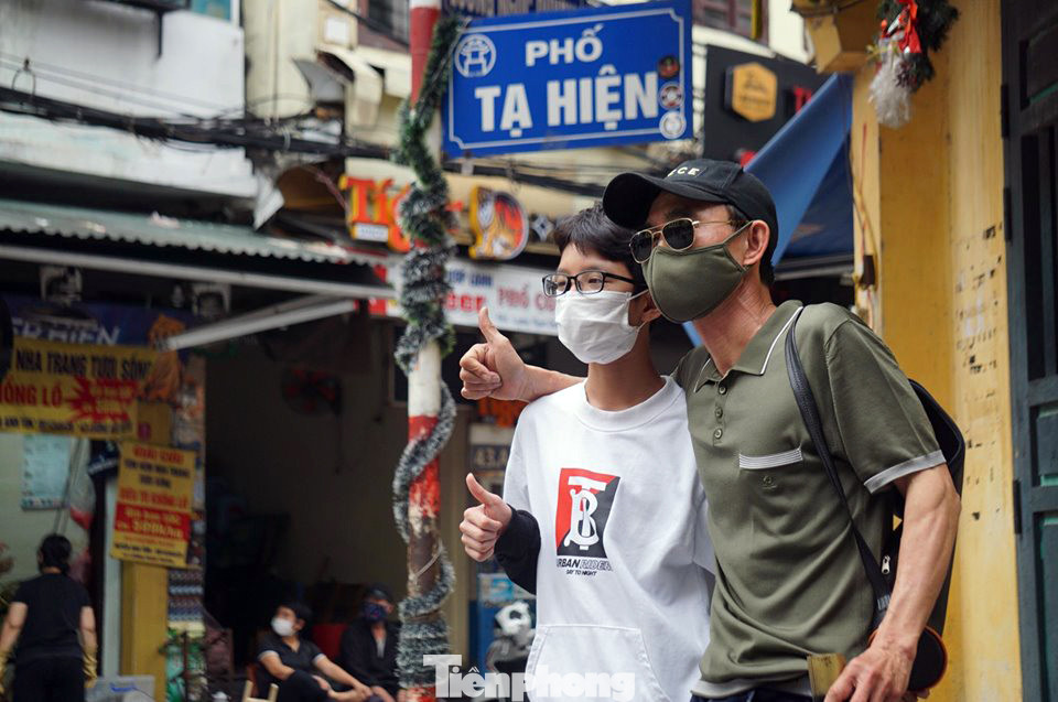 Cuộc sống phố cổ Hà Nội những ngày căng sức chống dịch COVID-19 ảnh 7