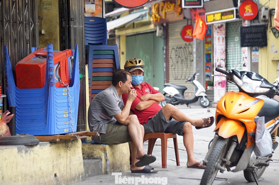 Cuộc sống phố cổ Hà Nội những ngày căng sức chống dịch COVID-19 ảnh 5