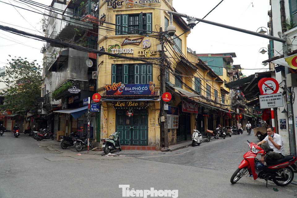 Cuộc sống phố cổ Hà Nội những ngày căng sức chống dịch COVID-19 ảnh 1