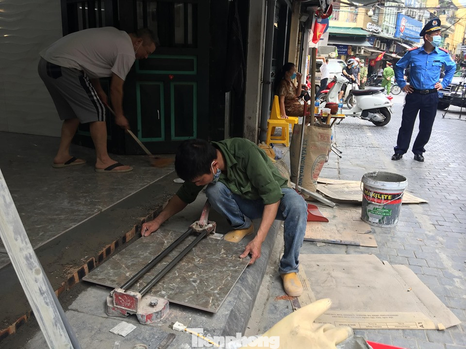 Cuộc sống phố cổ Hà Nội những ngày căng sức chống dịch COVID-19 ảnh 8