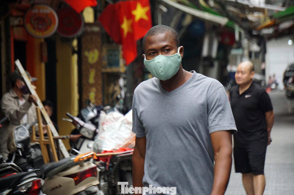 Cuộc sống phố cổ Hà Nội những ngày căng sức chống dịch COVID-19 ảnh 10