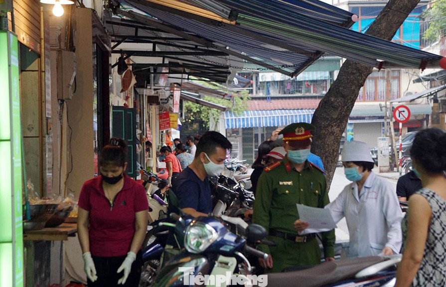 Cuộc sống phố cổ Hà Nội những ngày căng sức chống dịch COVID-19 ảnh 12
