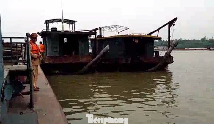 Bắt quả tang 'cát tặc' khai thác trái phép trên sông Hồng ảnh 1