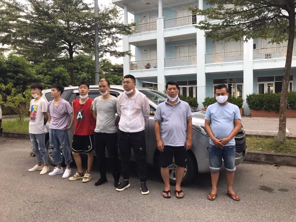 CSGT phát hiện 5 người Trung Quốc nhập cảnh trái phép trên đường ra sân bay Nội Bài ảnh 1