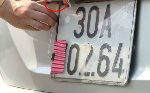 Phạt nhiều tài xế che biển số né cảnh sát trước cổng viện Bạch Mai ảnh 3