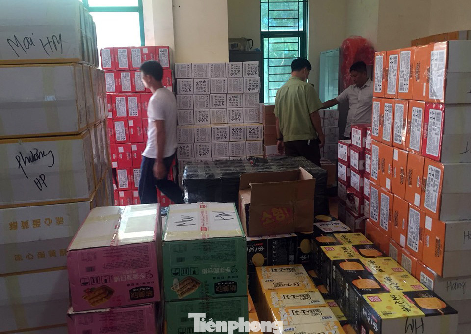 Cận cảnh hơn 10 tấn bánh trung thu, trà sữa nhập lậu ảnh 2
