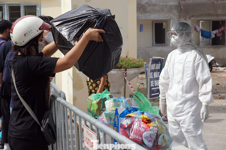 Công an siết chặt an ninh tại Bệnh viện E sau ca mắc COVID-19 ảnh 8