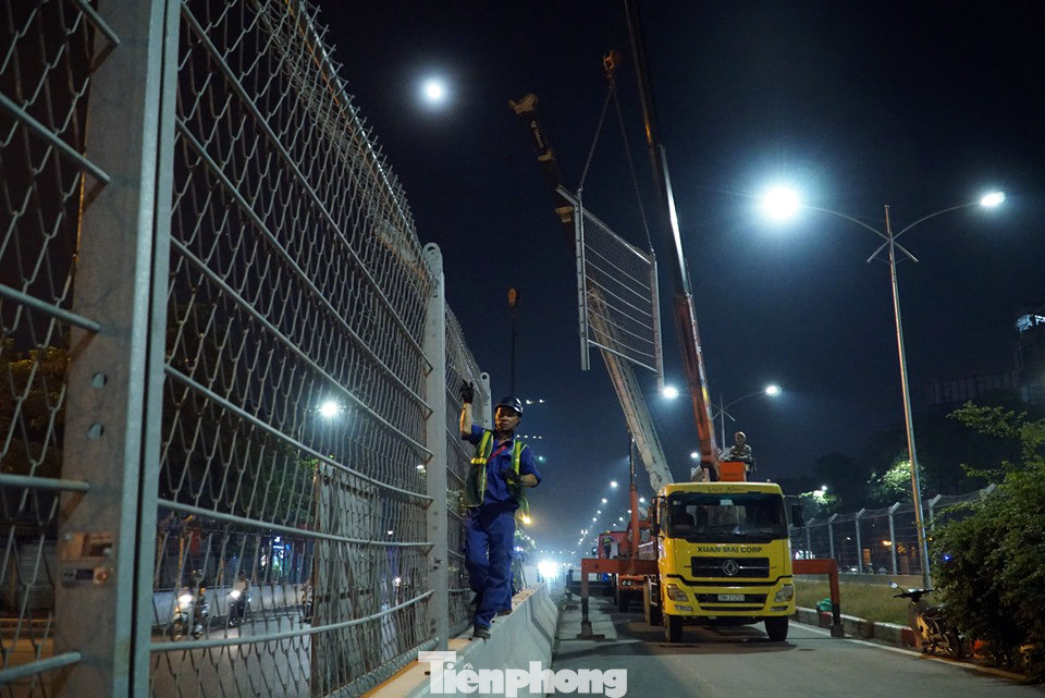 Trắng đêm tháo dỡ rào cứng trên đường đua F1 Hà Nội ảnh 9