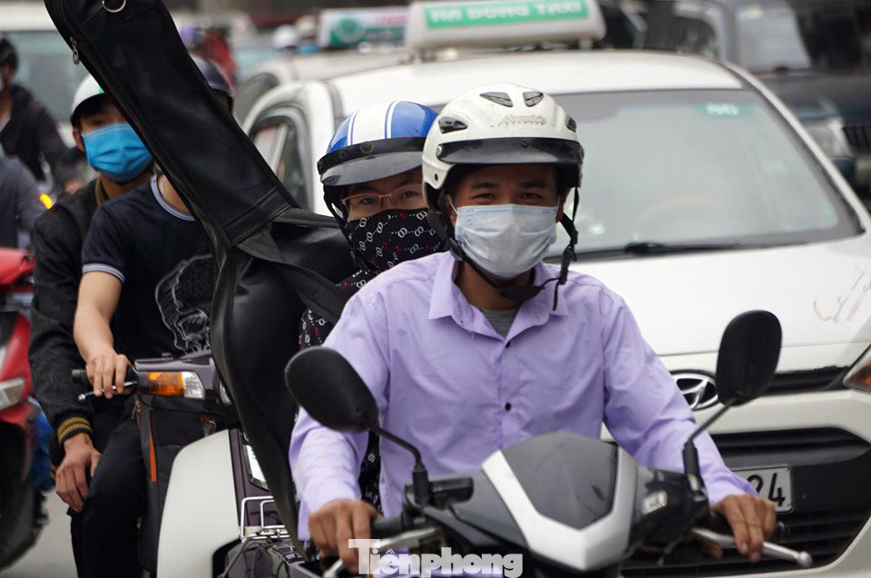 Người dân ùn ùn về quê ngày 30/4, nhiều tuyến phố Hà Nội tê liệt ảnh 5