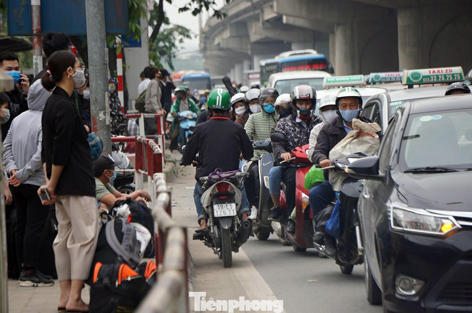 Người dân ùn ùn về quê ngày 30/4, nhiều tuyến phố Hà Nội tê liệt ảnh 11