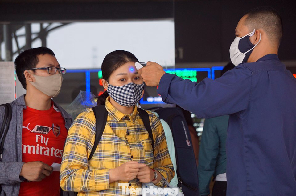 Người dân ùn ùn về quê ngày 30/4, nhiều tuyến phố Hà Nội tê liệt ảnh 10