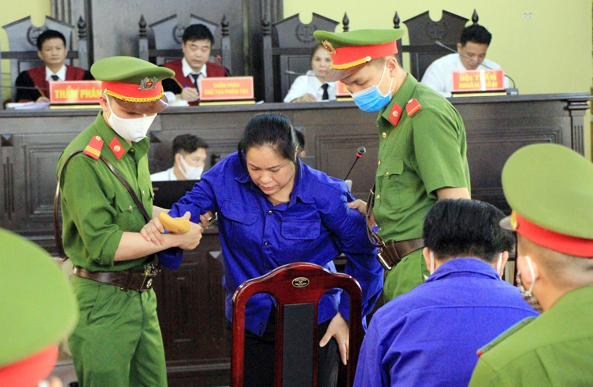 Bị cáo Hoàng Thị Thành tại tòa. Đòi thêm tiền để nâng đủ điểm cho thí sinh đỗ trường công an ảnh 1