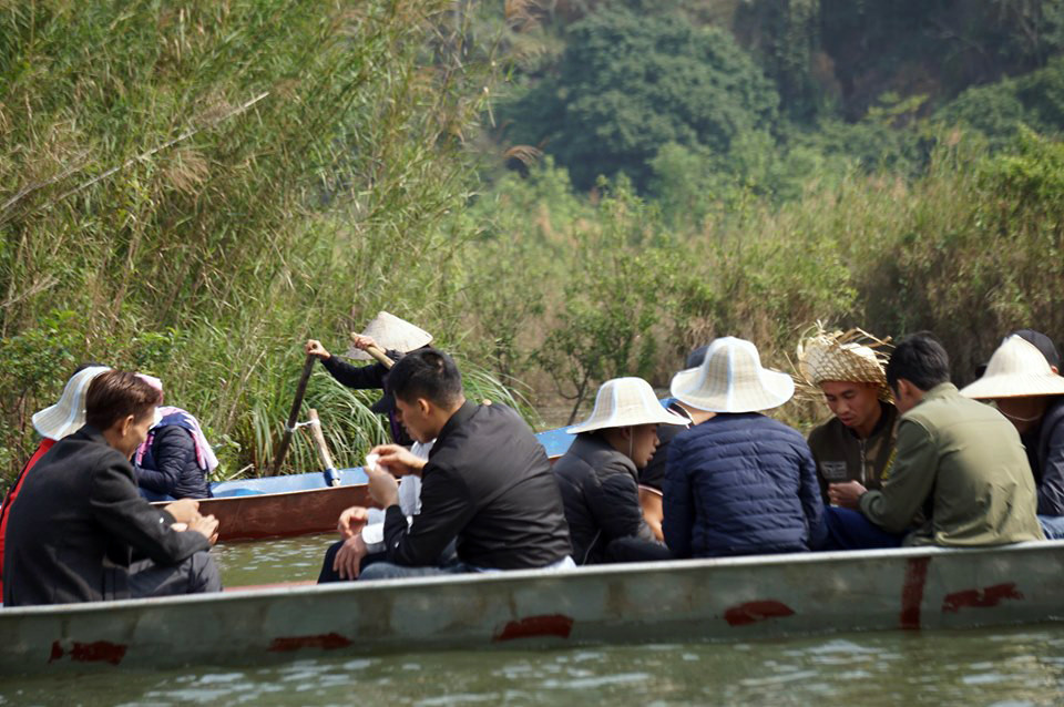 Chen chúc 'đánh bạc' trên thuyền ngày khai hội chùa Hương ảnh 5