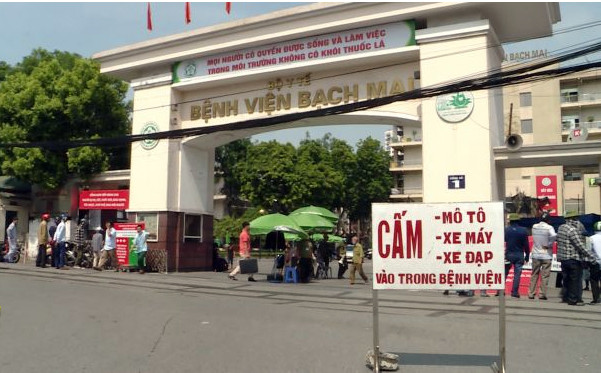 Phạt nhiều tài xế che biển số né cảnh sát trước cổng viện Bạch Mai ảnh 1