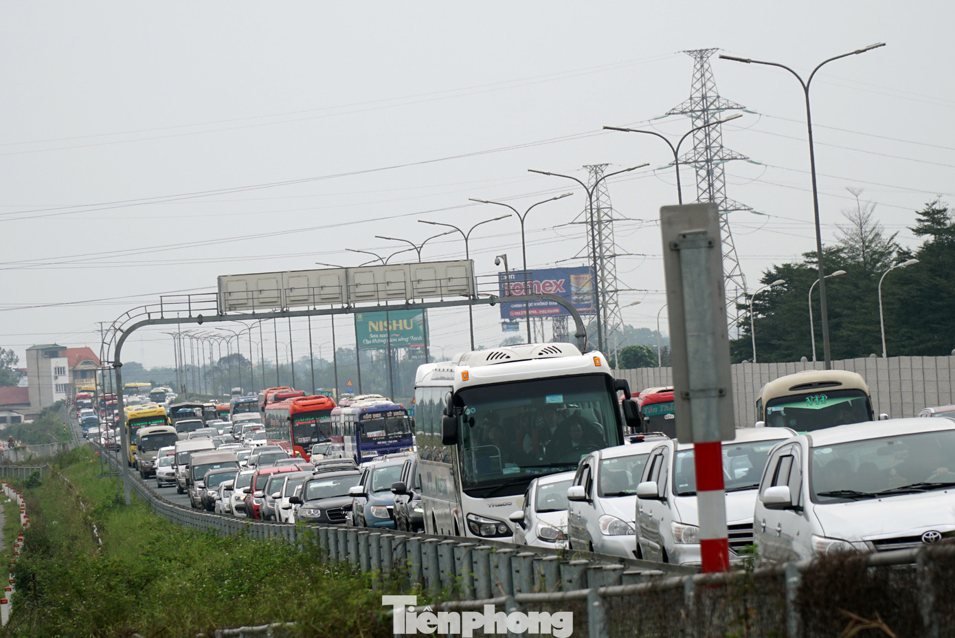 Người dân trở lại Hà Nội sau Tết, cao tốc Pháp Vân - Cầu Giẽ tắc dài ảnh 5