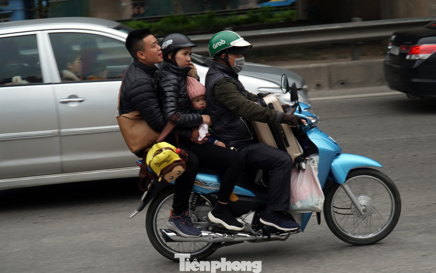 Người dân trở lại Hà Nội sau Tết, cao tốc Pháp Vân - Cầu Giẽ tắc dài ảnh 8