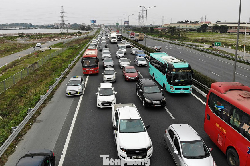 Người dân trở lại Hà Nội sau Tết, cao tốc Pháp Vân - Cầu Giẽ tắc dài ảnh 2