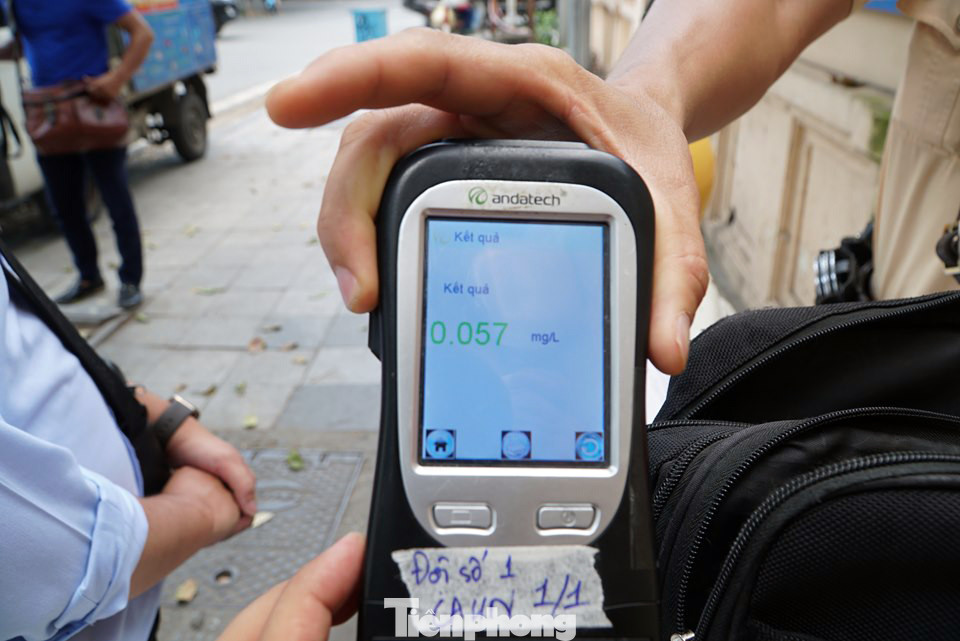 Phát hiện, xử lý nhiều 'ma men' lái xe trên phố cổ Hà Nội ảnh 5