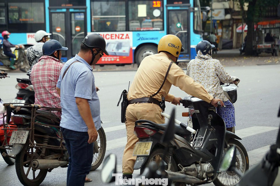 Phát hiện, xử lý nhiều 'ma men' lái xe trên phố cổ Hà Nội ảnh 2
