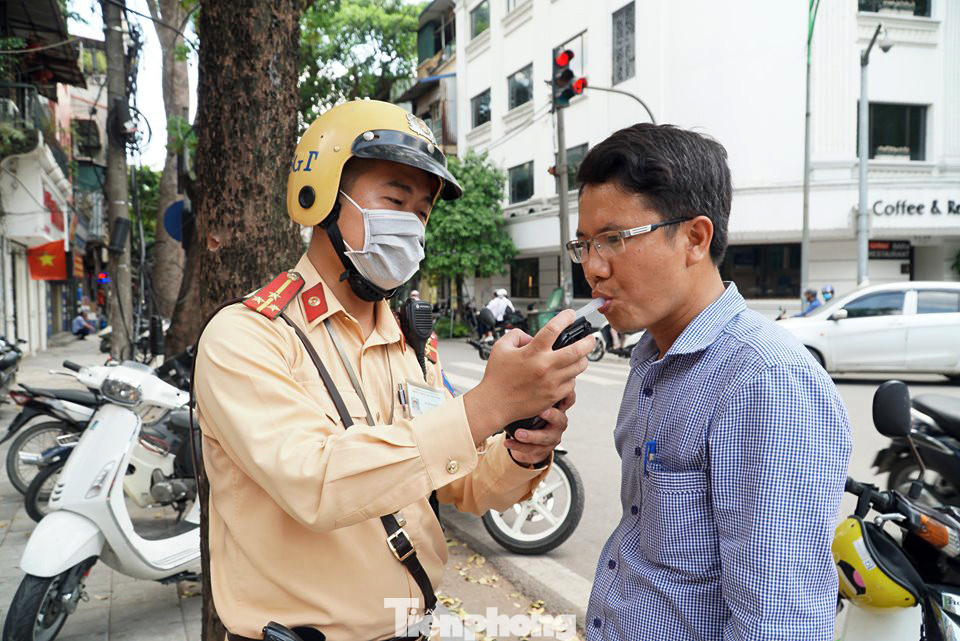 Phát hiện, xử lý nhiều 'ma men' lái xe trên phố cổ Hà Nội ảnh 7