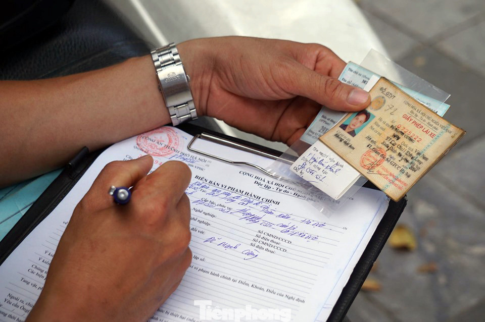 Phát hiện, xử lý nhiều 'ma men' lái xe trên phố cổ Hà Nội ảnh 6