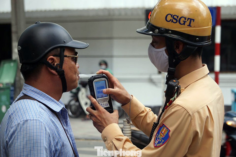 Phát hiện, xử lý nhiều 'ma men' lái xe trên phố cổ Hà Nội ảnh 3