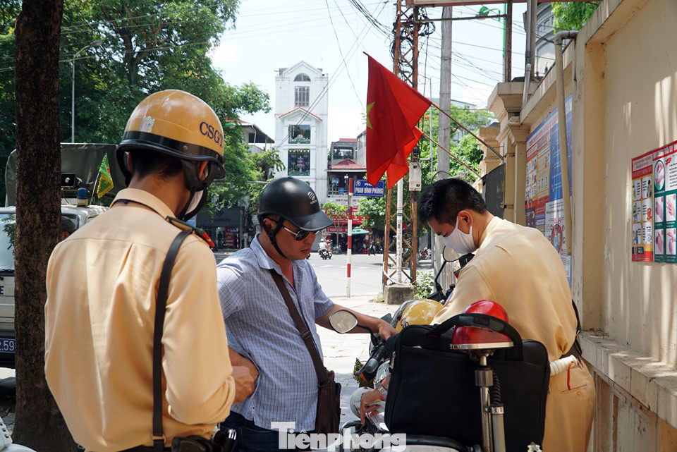 Phát hiện, xử lý nhiều 'ma men' lái xe trên phố cổ Hà Nội ảnh 4