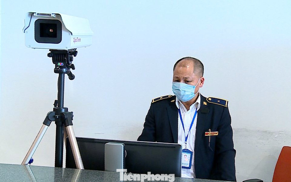 Ứng trực 24/24 kiểm tra y tế người về từ Hàn Quốc ở sân bay Nội Bài ảnh 5